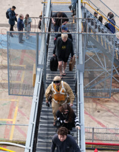 Les Participants De Carriercon Marchant À Bord De L'Uss Hornet.