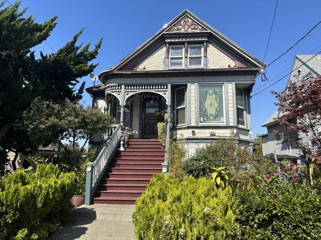 Alameda Post - a Queen Anne style home