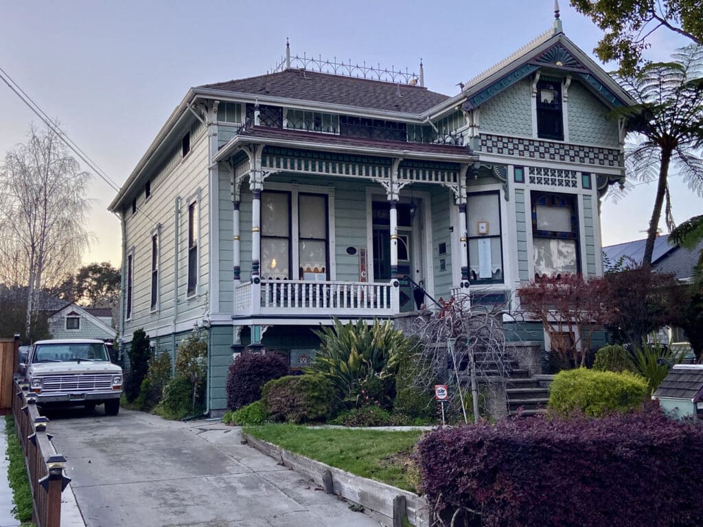 Alameda Post - a modern photo of 1125 Morton Street