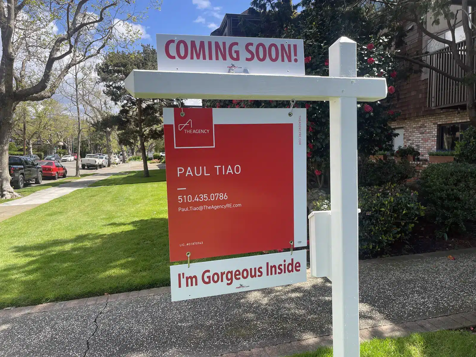 Alameda Post - real estate sign that says "I'm Gorgeous Inside"