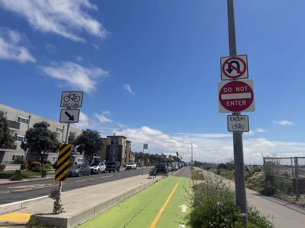 Alameda Post - a confusing confluence of signs