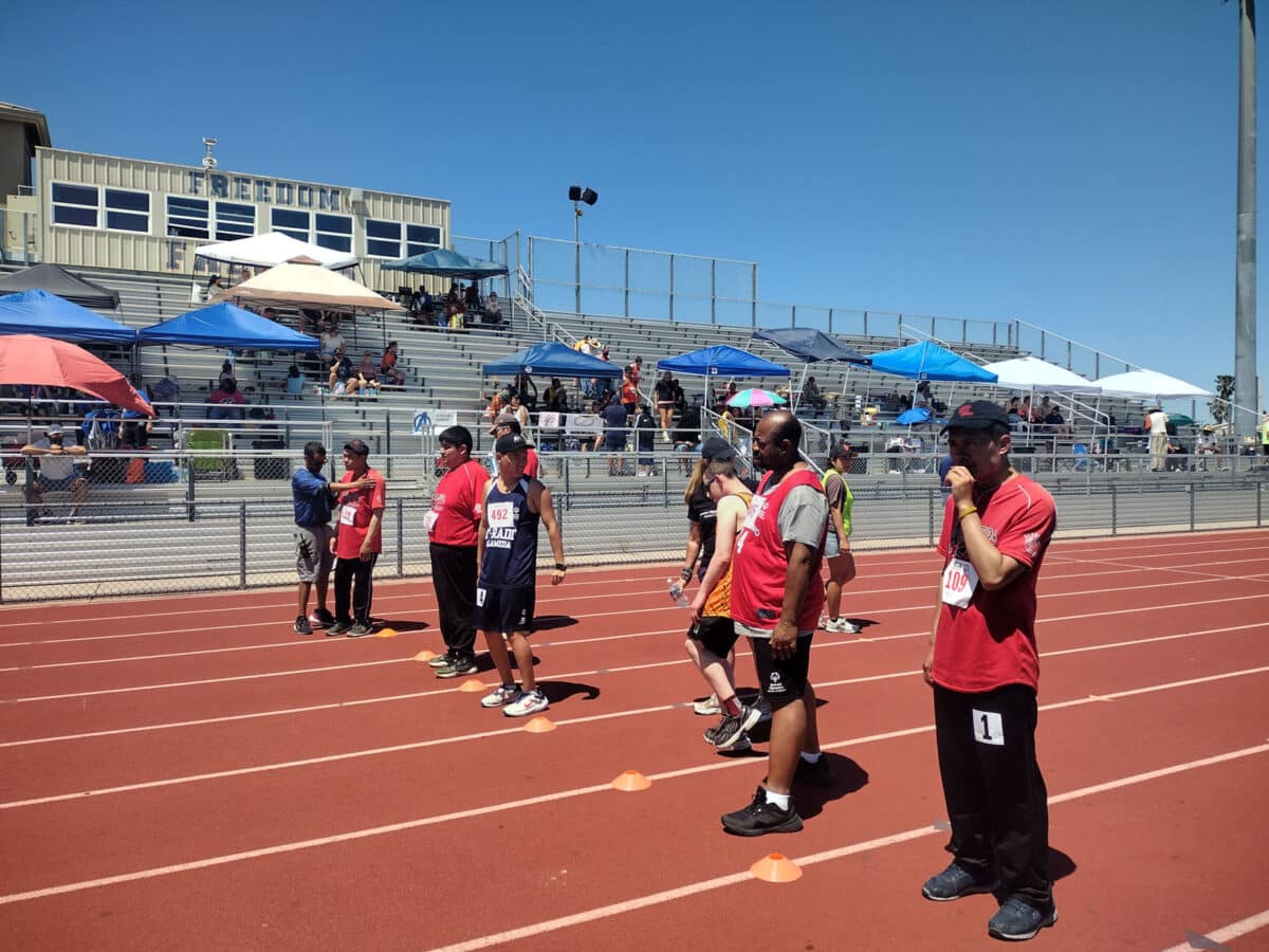 Alameda Post - Alameda Islanders athletes line up at the starting line on a track.