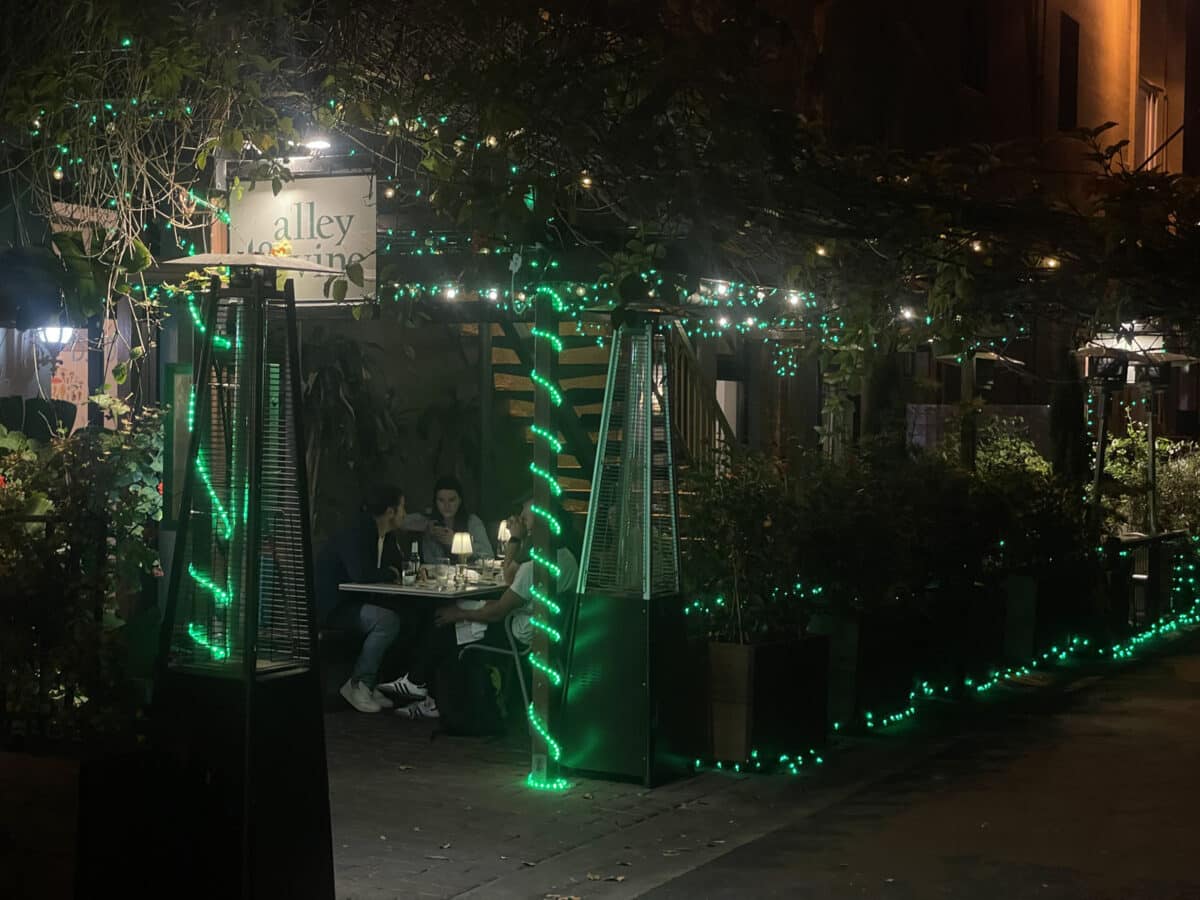 Alameda Post - Diners enjoy their meals outside at Alley and Vine