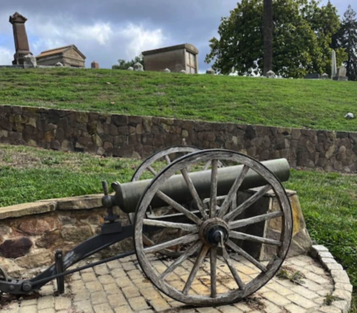 Alameda Post - An old cannon. 