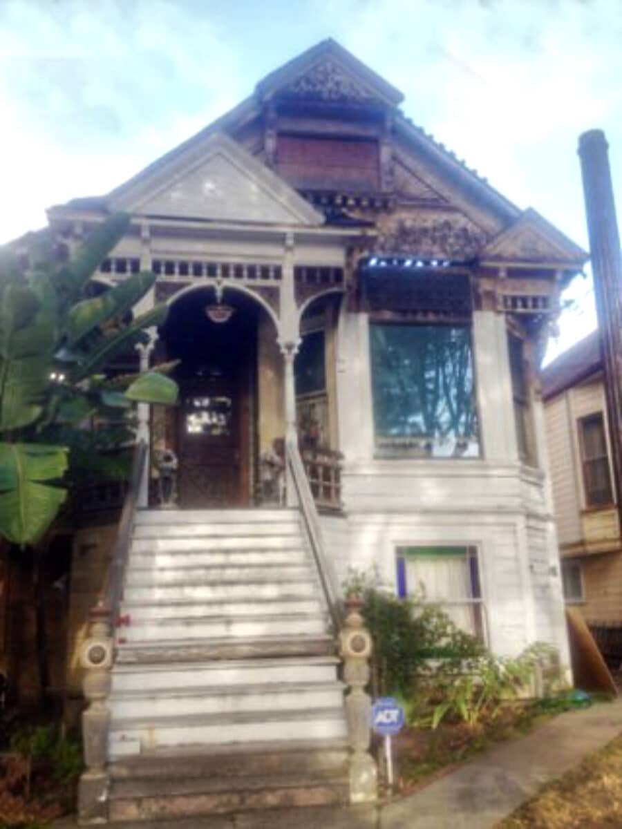 Alameda Post - 1530 Mozart street, looking a little worn down and in need of repairs. 