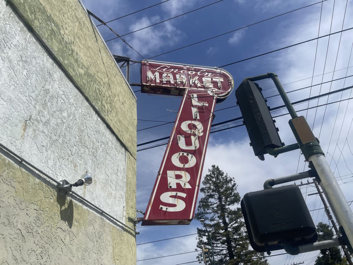 Alameda Post - An unlit neon sign during the daytime that says Lincoln Market Liquors.