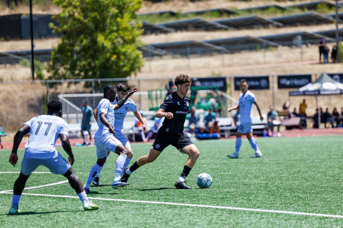 Alameda Post - soccer players try to get the ball in the match between the Roots and Spokane Velocity.